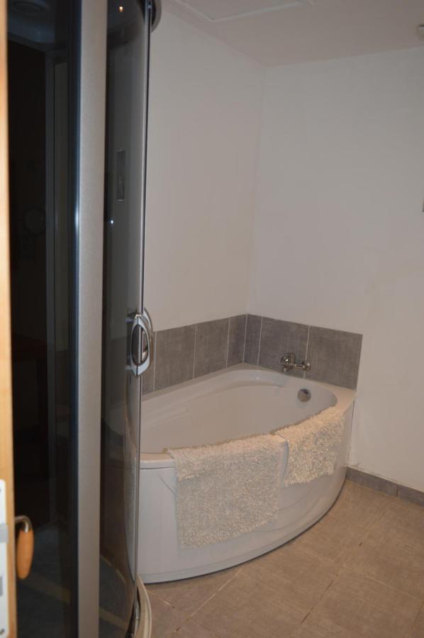 Le Studio Apartment Azille Екстериор снимка