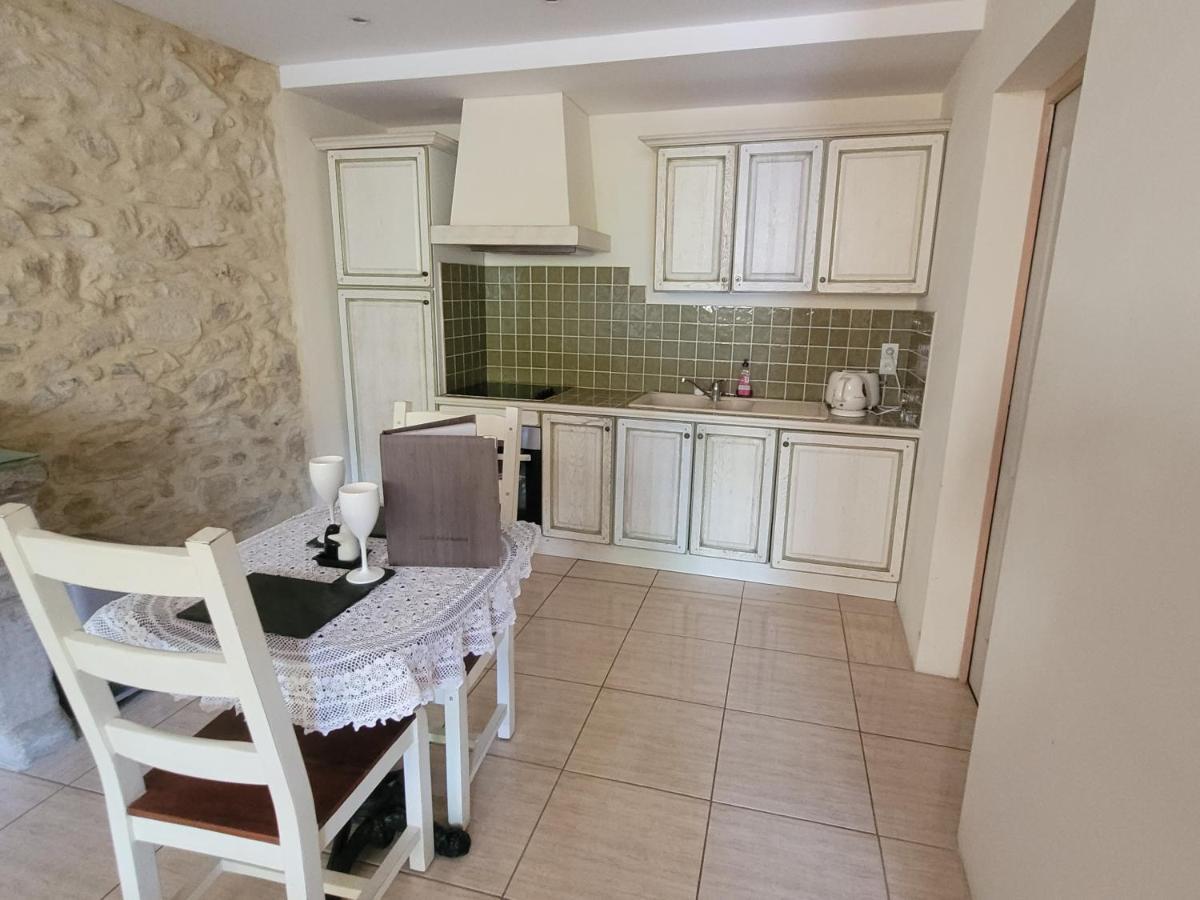 Le Studio Apartment Azille Екстериор снимка