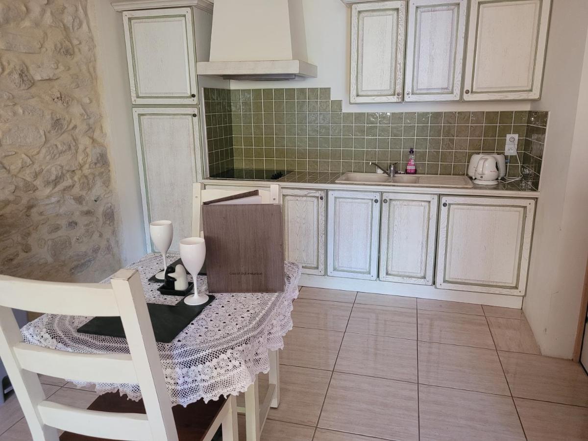 Le Studio Apartment Azille Екстериор снимка